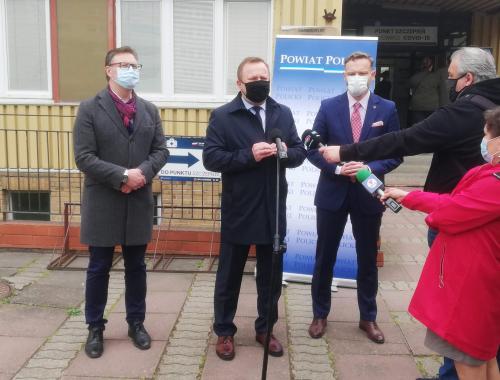 Wizyta Wojewody Zachodniopomorskiego w Punkcie Szczepień Powszechnych w Powiecie Polickim