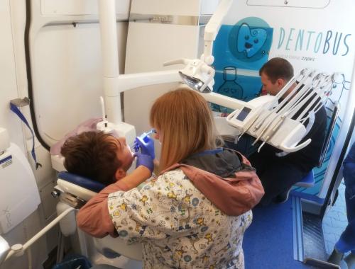 Dentobus przyjechał do uczniów SOSW nr 1 w Policach