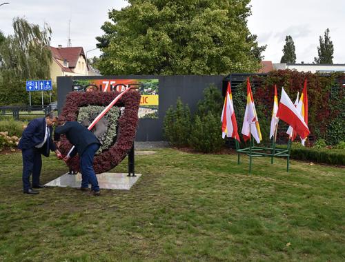 Płaskorzeźba z okazji 75-lecia polskich Polic
