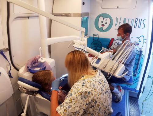 Dentobus    przyjechał do uczniów Zespołu Szkół im. I. Łukasiewicza w Policach
