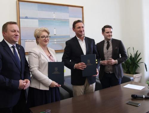 Podpisanie umowy na modernizację drogi na odcinku od drogi krajowej nr 10 do skrzyżowania w Stobnie