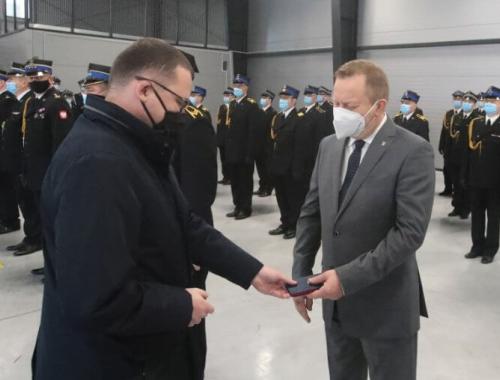 Starosta Policki Andrzej    Bednarek odznaczony Brązową Odznaką Zasłużony dla Ochrony Przeciwpożarowej