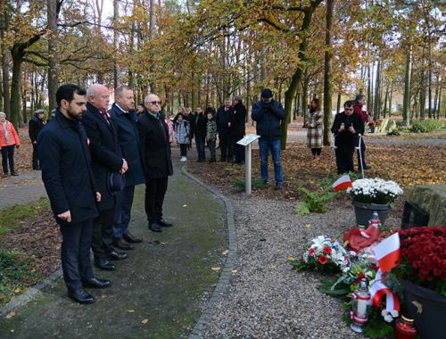 Kwiaty i znicze z okazji 103. rocznicy odzyskania przez Polskę niepodległości