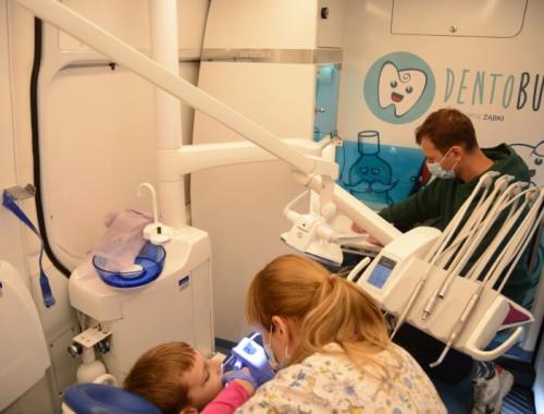 Dentobus przyjechał   do uczniów   Zespołu Szkół im. I. Łukasiewicza w Policach