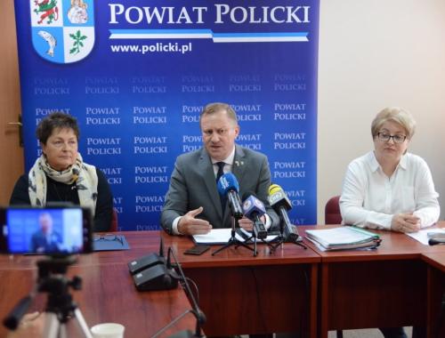 Briefing prasowy Zarządu Powiatu w Policach dot. zwiększenia dofinansowania do zadania pn. „Usunięcie niewłaściwie składowanych odpadów przy ul. Kamiennej w Policach" oraz działań Powiatu Polickiego zmierzających do poprawy efektywności energetycznej