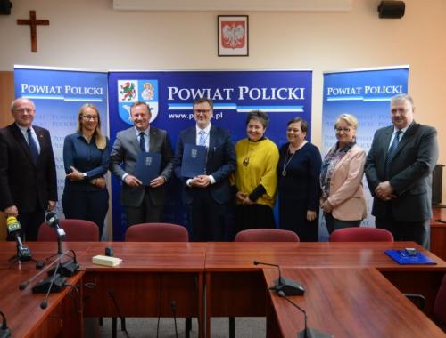 Podpisanie umowy o realizację programu "Powiatowy program przeciwdziałania nadwadze i otyłości wśród dzieci w wieku 8 lat uczęszczających do szkół podstawowych w Powiecie Polickim"
