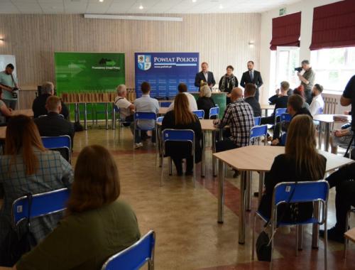 Wręczono umowy na rozpoczęcie własnej działalności gospodarczej