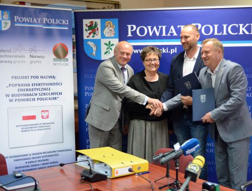 Podpisanie umowy na przebudowę i termomodernizację w budynku szkoły w Zespole Szkół im. Ignacego Łukasiewicza w Policach