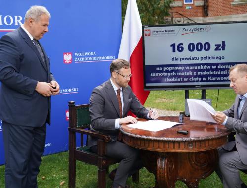Podpisanie umowy na doposażenie domu dla samotnych matek z małoletnimi dziećmi i kobiet w ciąży w Karwowie