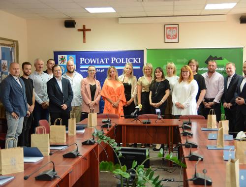 Wręczono umowy w drugiej edycji tegorocznego naboru na rozpoczęcie własnej działalności gospodarczej