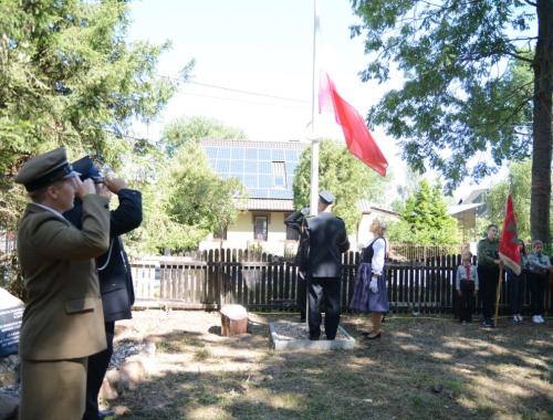 Uroczyste wciągnięcie flagi biało-czerwonej na maszt w Brzózkach