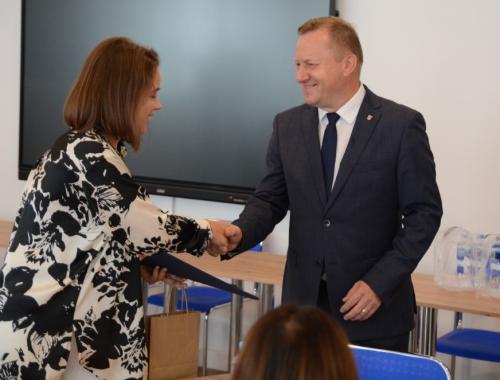 Wręczono umowy w ramach pilotażowego projektu "Aktywny Rodzic"