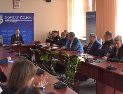 Posiedzenie Powiatowego Zespołu Zarządzania Kryzysowego-podsumowanie działań na obszarze powiatu polickiego, w związku ze zjawiskiem śnięcia ryb na rzece Odra