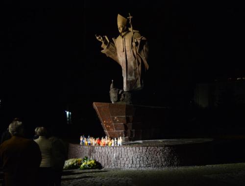 Spotkanie modlitewne pod figurą św. Jana Pawła II z okazji 44. rocznicy wyboru na Stolicę Piotrową