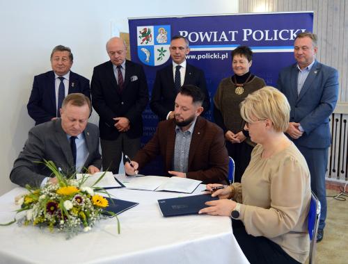 Podpisano umowę z wykonawcą na usunięcie niewłaściwie składowanych odpadów w Policach przy ul. Kamiennej