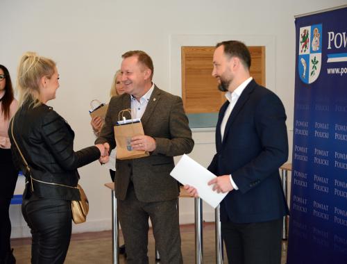 Wręczono umowy w trzeciej edycji tegorocznego naboru na rozpoczęcie własnej działalności gospodarczej