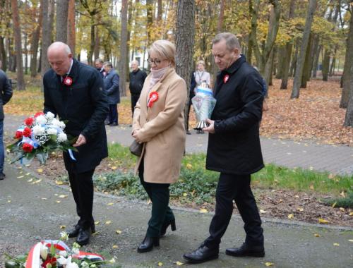 Kwiaty i znicze z okazji 104. rocznicy odzyskania przez Polskę niepodległości