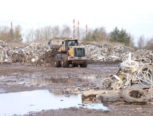 Usunięto już ponad 19 tysięcy ton odpadów z terenu przy ul. Kamiennej w Policach
