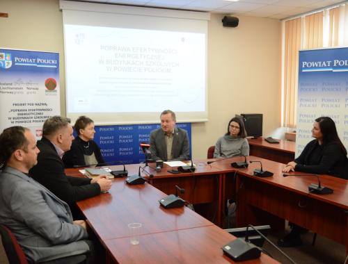 Konferencja prasowa dotycząca poprawy efektywności energetycznej w budynkach szkolnych w Powiecie Polickim