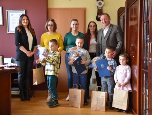 Laureaci konkursu plastycznego z wizytą u Starosty Polickiego