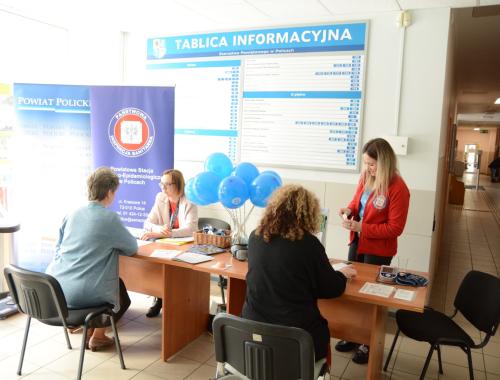 Powiatowa Stacja Sanitarno-Epidemiologiczna w Policach zorganizowała stoisko z okazji Światowego Dnia Zdrowia
