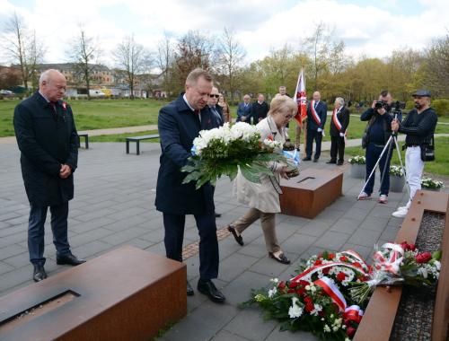 Kwiaty i znicze z okazji rocznicy uchwalenia Konstytucji 3 maja