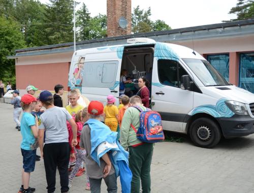 Dentobus przyjechał do uczniów SOSW nr 1 w Policach