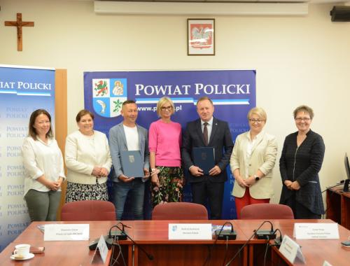 Powiat Policki realizuje dwie inwestycje drogowe na terenie Gminy Kołbaskowo i Gminy Dobra oraz uzyskał dotację na aktywizację osób bezrobotnych