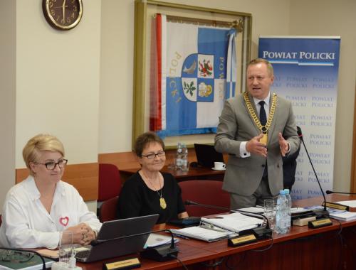 Zarząd Powiatu w Policach otrzymał jednogłośnie wotum zaufania i absolutorium za 2022 rok