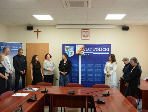 Przekazanie interaktywnego urządzenia projekcyjnego Powiatowemu Klubowi Samopomocy w Policach