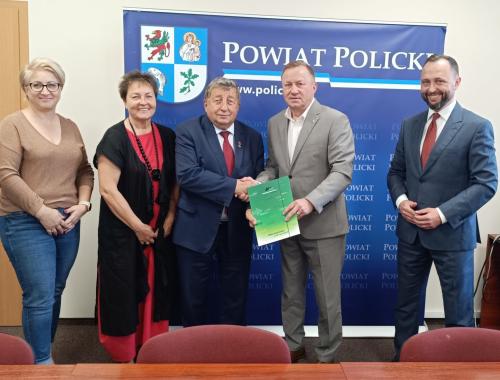 Podpisano umowę na realizację robót publicznych w Gminie Police na łączną kwotę 240 000 zł