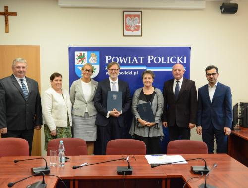 Podpisanie umowy o realizację w latach 2023-2024 programu polityki zdrowotnej „Powiatowy program przeciwdziałania nadwadze i otyłości wśród dzieci w wieku 8 lat uczęszczających do szkół podstawowych w Powiecie Polickim”