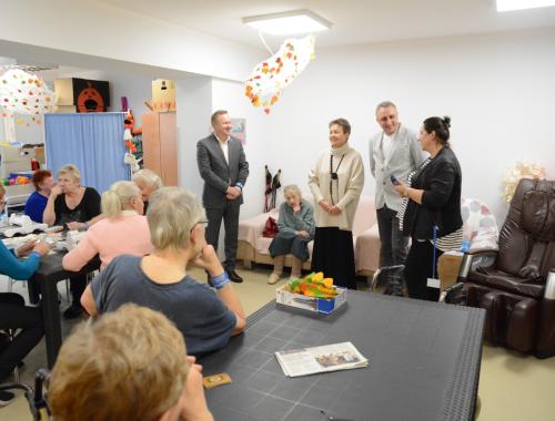 Przekazano opaski bezpieczeństwa mieszkańcom Dziennego Domu Senior+ w Policach