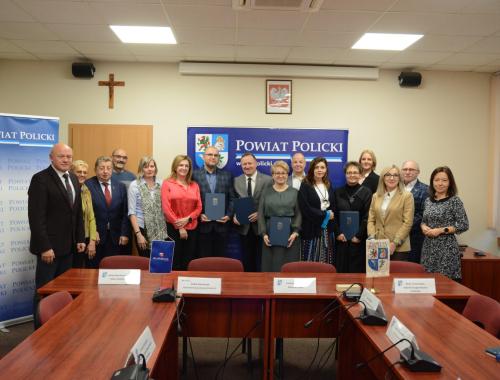 Podpisano umowy na dwie inwestycje drogowe w Gminie Police i Gminie Kołbaskowo