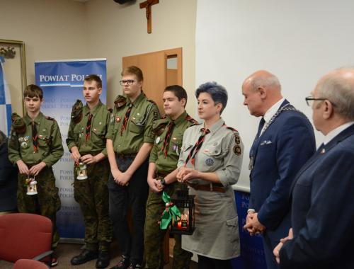 Betlejemskie Światło Pokoju dotarło do Starostwa Powiatowego w Policach