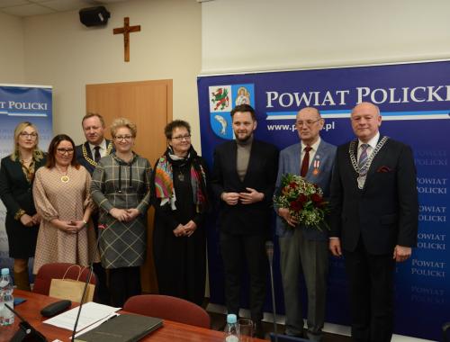 Stefan Marszałek ze złotą Odznaką Honorową Gryfa Zachodniopomorskiego