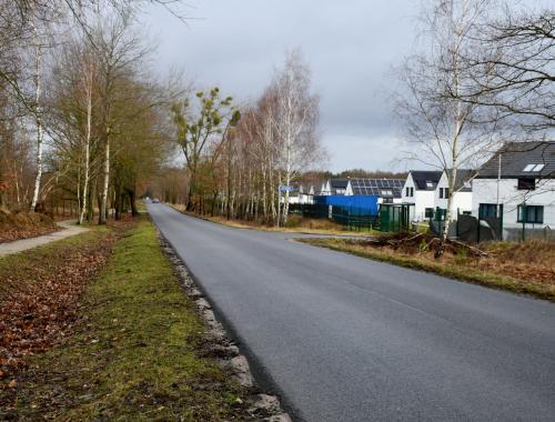 Powstanie przejście dla pieszych i perony autobusowe na ulicy Dębowej w Dobrej