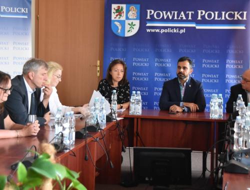 Spotkanie w sprawie utrzymania czystości przy rondzie Pionierów Polic