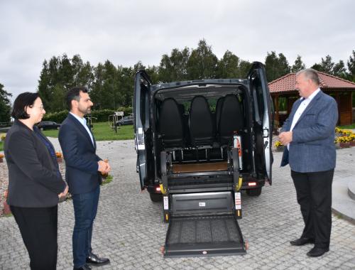 Nowy mikrobus z windą do przewozu osób niepełnosprawnych dla mieszkańców gminy Nowe Warpno