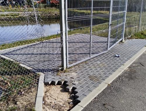 Zniszczone ogrodzenie wokół zbiornika w Bezrzeczu