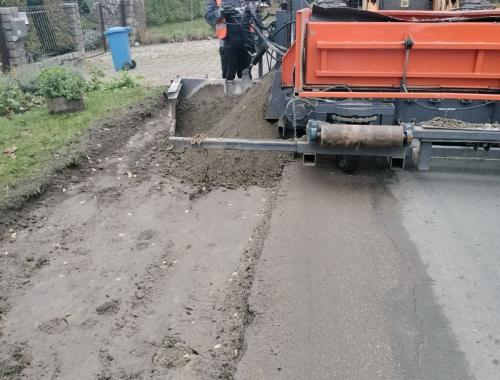 Wysypujemy kruszywo na pobocze w Będargowie