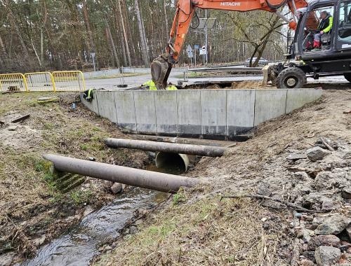 Trwają prace przy przepuście na skrzyżowaniu Lipowej i Zielonej w Gminie Dobra