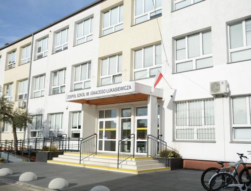 Zarząd Powiatu w Policach ogłasza konkurs na stanowisko Dyrektora Zespołu Szkół im. Ignacego Łukasiewicza w Policach przy ul. Siedleckiej 6, dla którego organem prowadzącym jest Powiat Policki