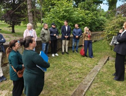 Przedstawiciele Powiatu Polickiego z wizytą w Stolcu – rozmowy o historii miejscowości i zabytkach