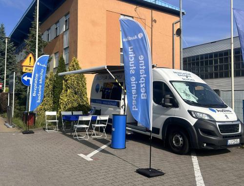 Podsumowanie akcji „Po zdrowie z Powiatem Polickim – Bezpłatne badania słuchu z Audikabusem”