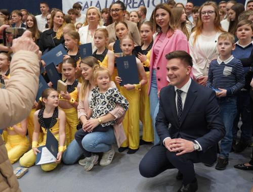 253 uczniów z Powiatu Polickiego wyróżnionych podczas Powiatowej Gali Laureatów 2025