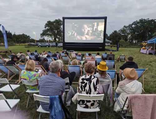 Magia letniego kina w Dobrej i Stobnie - Wakacje z Powiatem Polickim