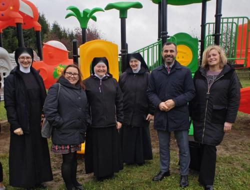 Nowy plac zabaw dla podopiecznych Domu dla Matek z Małoletnimi Dziećmi i Kobiet w Ciąży w Karwowie