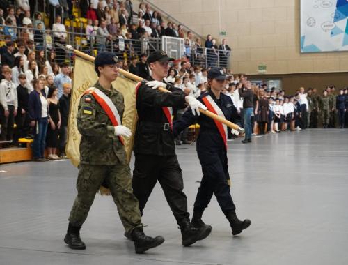 Poczet sztandarowy uczniów podczas ślubowania klas pierwszych w Zespole Szkół im. Ignacego Łukasiewicza w Policach