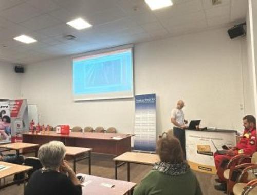 Kurs bezpiecznego Seniora na sali konferencyjnej